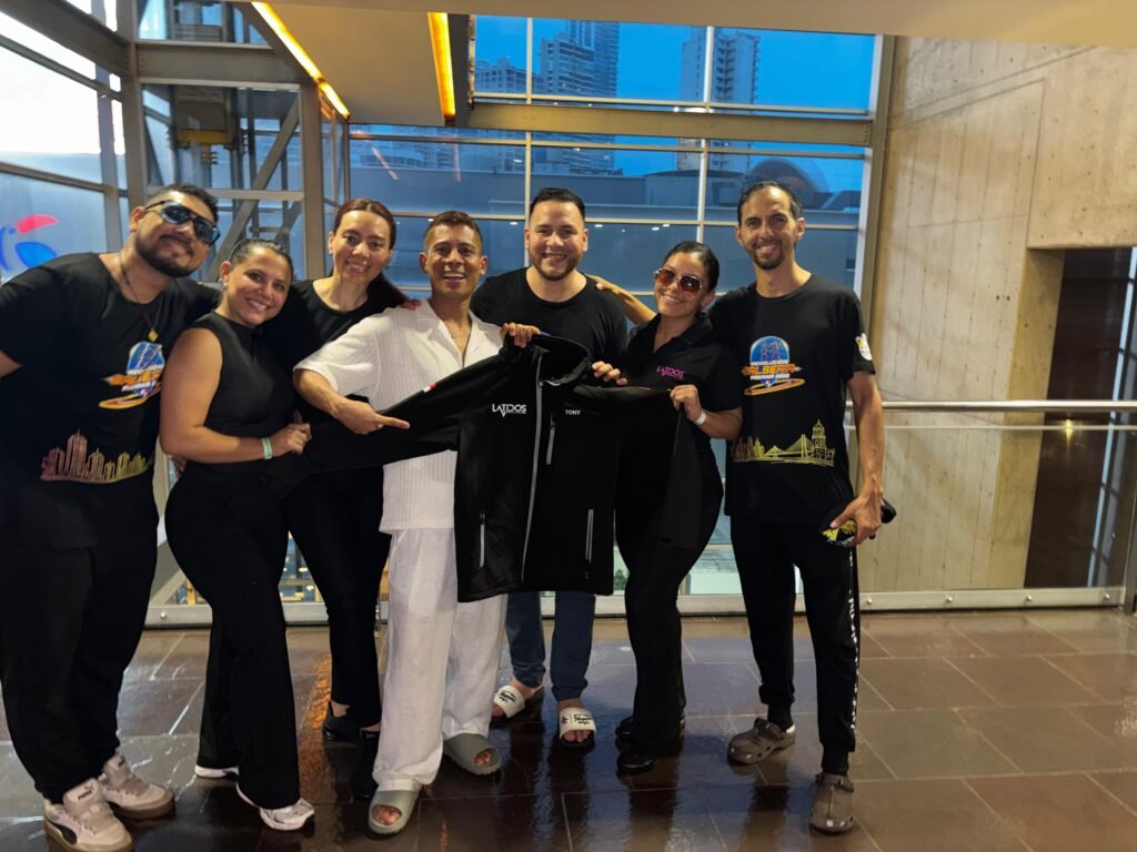 Latidos & Tony, entrega de Jacket