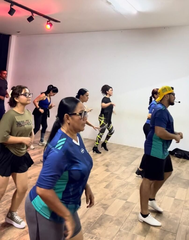 Edisin, profesor de salsa en Chiriquí, compartiendo con LATIDOS