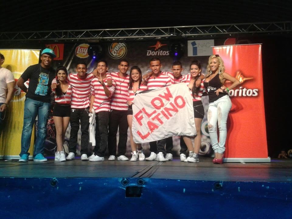 Edisin junto a Flow Latino durante una presentación de baile